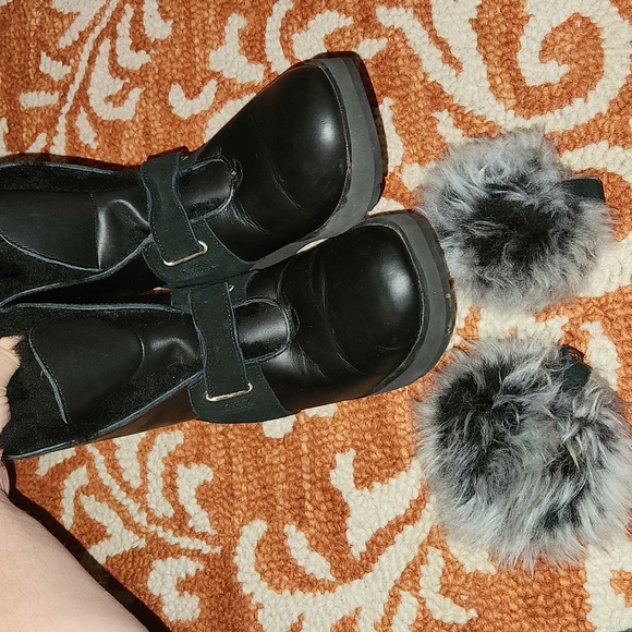 Ugg Isley Water-Resistant Boot with Removable Pompom size 7 - Picture 7 of 12